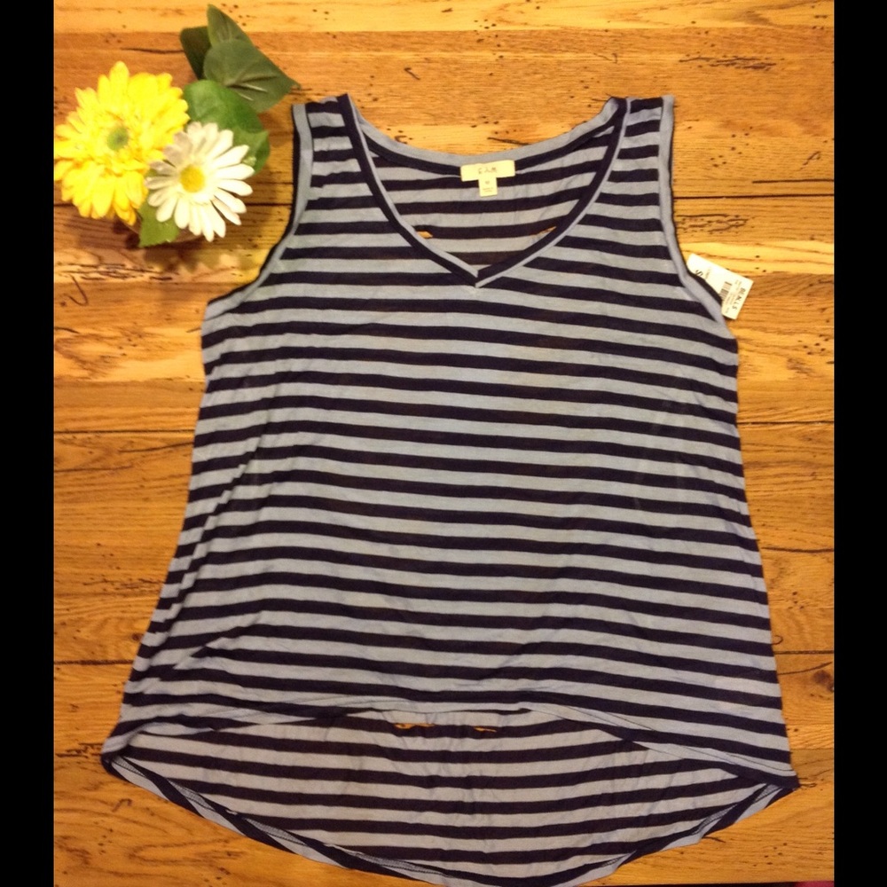 NWT. E M tank top with open slits on back